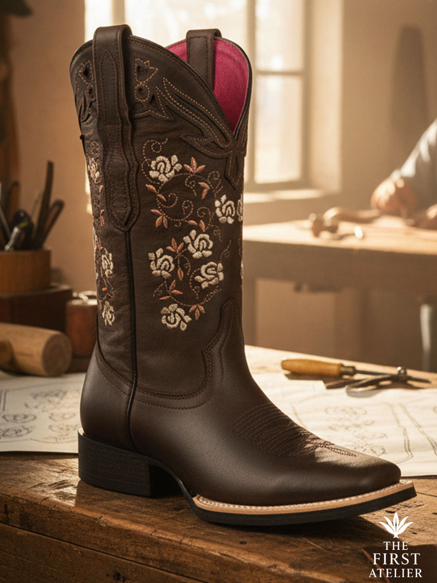 Close-up of La Rosa de los Portales Boot — chocolate-brown full-grain leather with ivory floral embroidery and rose-pink lining, handcrafted in León, Guanajuato, Atelier No. 21.